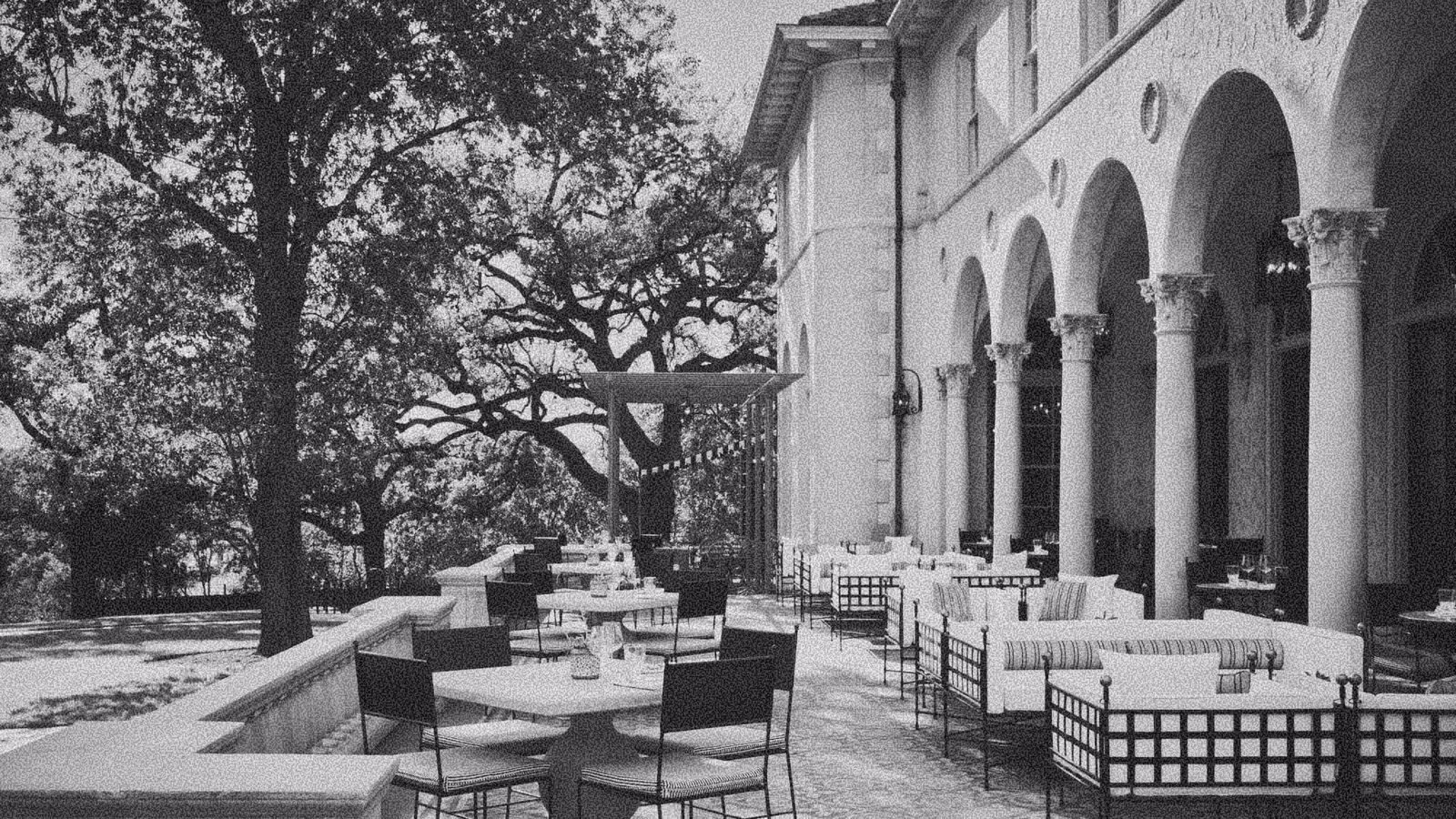 A courtyard at Commodore Perry Estate
